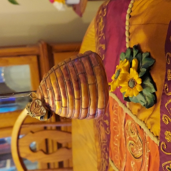 Bee hive with flowery holder - Picture 4 of 9